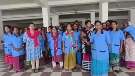 ଯାଜପୁର: ଦରମା ବୃଦ୍ଧି ଓ ଠିକ ସମୟରେ ପ୍ରଦାନ ଦାବିରେ ସଫେଇ କର୍ମଚାରୀଙ୍କ ପକ୍ଷରୁ ଯାଜପୁର ଟାଉନ କାର୍ଯ୍ୟାଳୟରେ ଜିଲ୍ଲାପାଳଙ୍କୁ ଦାବିପତ୍ର ପ୍ରଦାନ