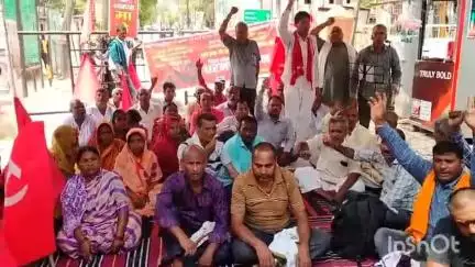 बेगूसराय: भाकपा माले कार्यकर्ताओं ने हड़ताली चौक पर बलात्कारियों की गिरफ्तारी की मांग के साथ किया धरना-प्रदर्शन