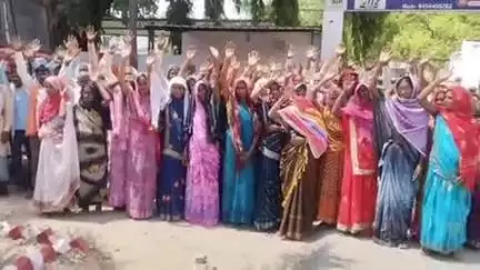 चंदौली: मैनपुर में मनरेगा मजदूरों ने आपत्तिजनक वीडियो बनाने का आरोप लगाते हुए एसपी को प्रार्थना पत्र सौंपकर कार्रवाई की मांग की