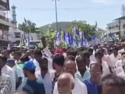 రాష్ట్ర ప్రభుత్వానికి వ్యతిరేకంగా పట్టణంలో వైసిపి నేతలు వెన్నుపోటు దినోత్సవ ర్యాలీ