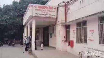 बिजनौर: बिजनौर जिला मेडिकल अस्पताल की मोर्चरी में शव रखकर पुलिस और अस्पताल के कर्मचारी भूल गए