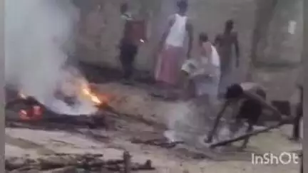 जलालपुर: जफरपुर गांव में अज्ञात कारणों से लगी आग में नगदी सहित लाखों रुपए का सामान जलकर खाक हो गया