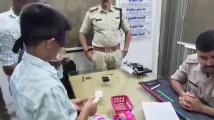 दमोह: कोतवाली थाने में 7वीं के 2 छात्रों ने दिखाए कारनामे, आंखों पर पट्टी बांधकर सूंघकर और छूकर बताए रंग