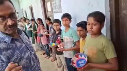 कन्नौज के सिकंदरपुर नगर पंचायत जीटी रोड स्थित BSS इंटर कालेज में समर कैम्प में बच्चों ने की कला की प्रदर्शनी।