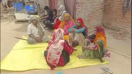 धनौरा: मंडी धनौरा के गांव आजमपुर में पेड़ पर लटका मिला युवक का शव, परिजनों ने हत्या का लगाया आरोप