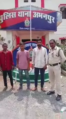 अभनपुर: अभनपुर थाना क्षेत्र के परसदा ओवरब्रिज के पास लूट की घटना को अंजाम देने वाले 3 लोगों को पुलिस ने किया गिरफ्तार