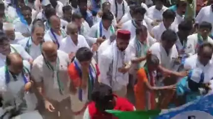 ఎమ్మిగనూరు: ఎమ్మిగనూరులో కూటమికి వ్యతిరేకంగా వైసిపి వెన్నుపోటు దినోత్సవం సందర్భంగా బుట్ట రేణుక ఆద్వర్యంలో భారీ ర్యాలీ..