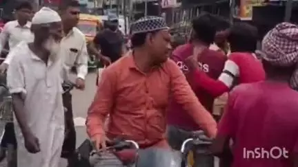 फरीदपुर: फरीदपुर थाना क्षेत्र के साहूकारा मोड पर बाइक टकराने के विवाद में महिला ने युवक को चप्पल से पीटा, वीडियो हुआ वायरल