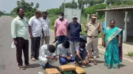 తిరువూరులోని ఆంధ్ర తెలంగాణ చెక్పోస్ట్ వద్ద 8 కేజీల గంజాయి.. ముగ్గురు యువకుల అరెస్టు