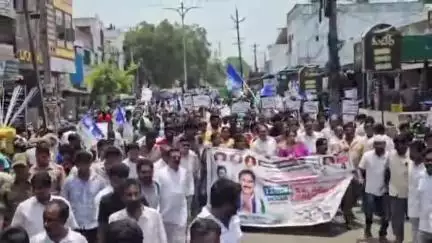 రెడ్‌బుక్ రాజ్యాంగాన్ని రాష్ట్రంలో కొనసాగనివ్వం: మండపేటలోఎమ్మెల్సీ తోట త్రిమూర్తులు