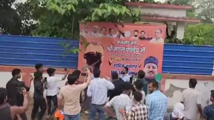 पटना ग्रामीण: मंत्री मंगल पांडे के आवास के बाहर उनकी तस्वीर पर पोती गई कालिख, नेम प्लेट पर भी फेंका गया गोबर