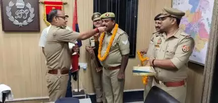 बस्ती: पुलिस अधीक्षक ने मुख्य आरक्षी के बेटे को IIT JEE Advance की परीक्षा उत्तीर्ण करने पर किया सम्मानित
