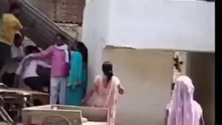 प्रतापगढ़: दरछुट गांव में दलित महिला के साथ मारपीट, दबंग सपा नेता पर ज़मीन कब्जे का आरोप, वीडियो हो रहा वायरल