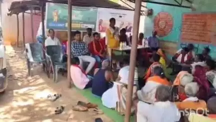 बस्तर: रेटावण्ड में विकसित कृषि संकल्प अभियान के तहत वैज्ञानिकों ने किसानों को उन्नत खेती की जानकारी दी