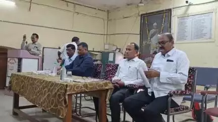 बुरहानपुर नगर: शासकीय सुभाष स्कूल में जिला शिक्षा अधिकारी ने नए सत्र को लेकर शिक्षकों की ली बैठक, दिए निर्देश