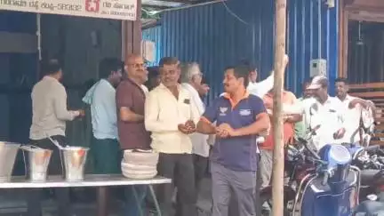 ಕಂಪ್ಲಿ: ಆರ್‌ಸಿಬಿ ಪ್ರಶಸ್ತಿ ಗೆದ್ದ ಖುಷಿ, ನಗರದಲ್ಲಿ ಹೂಗಾರ್ ಸಂಘದಿಂದ ಅನ್ನ ಸಂತರ್ಪಣೆ