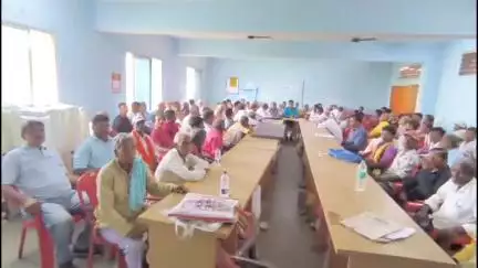 मधुपुर: प्रखंड सभागार में ग्राम प्रधान मूल रैयत संघ की हुई बैठक, सम्मान राशि बढ़ाने के लिए आंदोलन का लिया निर्णय