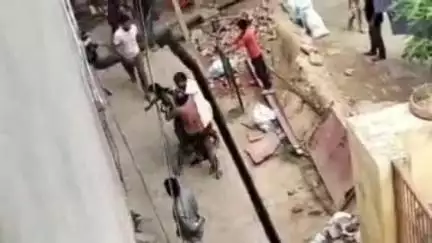 फिरोज़ाबाद: गांव चूल्हाबली में दो पक्षों के बीच हुई मारपीट का वीडियो सोशल मीडिया पर हुआ वायरल