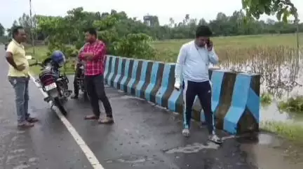 তুফানগঞ্জ ১: কুর্শামারি এলাকায় অবর বিদ্যালয় পরিদর্শকের মাথায় বোতল দিয়ে আঘাত, ভাঙ্গা বোতল গলায় ধরে টাকা, মোবাইল ছিনতাইয়ের অভিযোগ