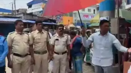 ক্যানিং ১: ক্যানিংয়ে 44 জন ট্র্যাফিক পুলিশকর্মীকে ছাতা ও জলের বোতল প্রদান বিধায়কের