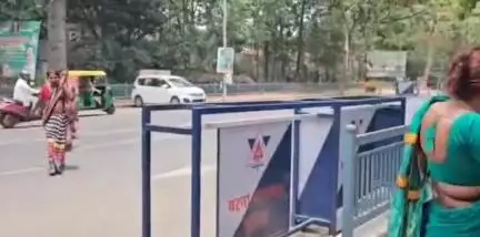 पटना ग्रामीण: राबड़ी आवास के बाहर फिर पहुंचे किन्नर, सोहर गा रही महिलाओं के साथ मजाकिया अंदाज में हुई तू-तू मैं-मैं