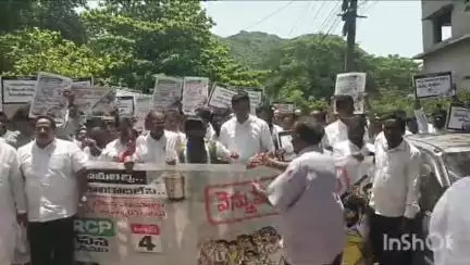పెందుర్తి: కూటమి ప్రభుత్వం హామీలు అమలు చేయకుండా ప్రజలకు వెన్నుపోటు పొడిచిందని పెందుర్తి MROకి వినతిపత్రం అందించిన మాజీ MLA అదీప్ రాజ్