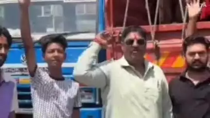 अम्बाला: शंभू टोल प्लाजा के पास बजरंग दल और विश्व हिंदू परिषद के कार्यकर्ताओं ने पकड़ा गौवंश से भरा ट्रक