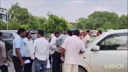 पहले बने मसीहा, अब निकले महाठग! शिवा साहू के खिलाफ ग्रामीणों ने कार्यालय पहुंचकर एसपी से लगाई गुहार