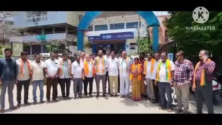 మంచిర్యాల: నగరపాలక సంస్థలోని వార్డులో సమస్యలపై మున్సిపల్ కమిషనర్ వినతి పత్రం అందజేసిన బిజెపి పట్టణ నాయకులు
