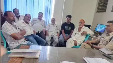 बड़वानी: अंजड थाने में आगामी त्यौहार को लेकर हुई बैठक, पुलिस अधिकारियों ने समाज जनों से की चर्चा