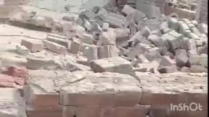 प्रतापगढ़: चंदापुर शुक्लान गांव में दबंगों ने JCB लगाकर महिला का मकान गिराया, एसपी से की शिकायत