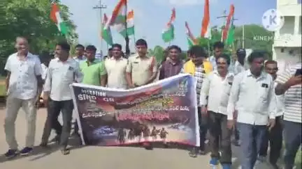 నర్సింహులపేట: ఆపరేషన్ సింధూర్లో పాల్గొన్న  భారతజవాన్లను,ఘనంగాసన్మానించిన నర్సింహులపేట ఎస్సై సురేష్, పట్టణంలో ర్యాలీ #operationSindoor