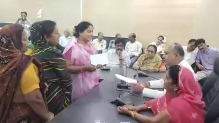 देवास नगर: नगर निगम में महापौर जनसुनवाई का आयोजन, एक महिला ने दूसरी पर पैसे मांगने का आरोप लगाया