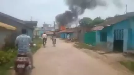 चक्रधरपुर के बोरदा गांव में भीषण आग लगने की सूचना। ग्रामीण आग बुझाने में लगे....