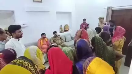 बदायूं: अमर ज्योति यूनिवर्स निधि लिमिटेड कंपनी द्वारा ठगी की शिकार महिलाएं सदर विधायक के साथ SSP से मिलने पहुंची