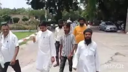 फिरोज़ाबाद: कब्रिस्तान है, मगर रास्ता नहीं!—सूफ़ी खानकाह एसोसिएशन ने डीएम कार्यालय और एसडीएम मुख्यालय को सौंपा ज्ञापन