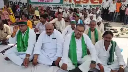 कोल: चिलकोरा में 32 बीघा चरागाह भूमि पर अवैध कब्जे का आरोप, ग्रामीणों के साथ भाकियू सुनील ने शुरू किया अनिश्चितकालीन धरना