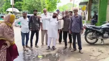 વડોદરા દક્ષિણ: ગટરો ઉભરાવાની સમસ્યાથી વોર્ડ નંબર 12 વિસ્તારમાં આવતા અકોટા ગામના રહેશો ત્રાહિમામ.