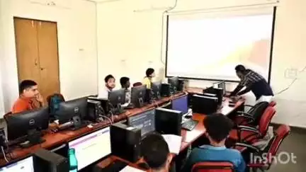 धमतरी: धमतरी के लाईवलीहुड कॉलेज में डिजीटल मार्केटिंग का हुनर सीख रहे युवा