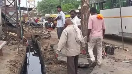 नगर: इंदिरा सर्किल पर नगर पालिका ने चलाया सफाई अभियान गृह राज्य मंत्री के निर्देश पर कि नालों की पूर्ण सफाई