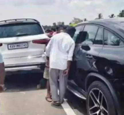 కళ్యాణదుర్గం: కర్ణాటకలోని బాగేపల్లి సమీపంలో ఎమ్మెల్యే సురేంద్రబాబు కారుకు ప్రమాదం: తృటిలో తప్పించుకున్న ఎమ్మెల్యే