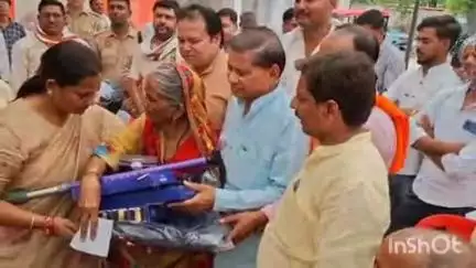 बिंदकी: अमौली कस्बे में 273 दिव्यांगों और बुजुर्गों को दिए गए उपकरण, सांसद, विधायक और ब्लाक प्रमुख रहे मौजूद