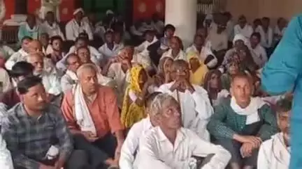 सिकंदराराऊ: बसई बावस के सैकड़ों किसानों ने पंकज धबरिया के नेतृत्व में जिलाधिकारी से मुलाकात की, चकबंदी रोकने की मांग की