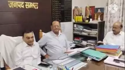 संभल: बहजोई कलेक्ट्रेट पर तीन अधिकारियों की टीम पहुंची, सीडीओ ऑफिस में डीपीआर उपेंद्र कुमार के लिए जा रहे हैं बयान