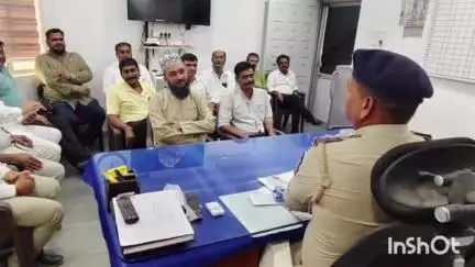 રાપર: રાપર ખાતે ઈદના તહેવારને લઈને રાપર પોલીસ દ્વારા શાંતિ સમિતિની બેઠક યોજાઈ