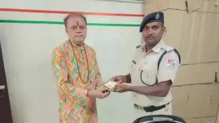 कासगंज: आरपीएफ सिपाही ने ट्रेन में छूटे बैग को कासगंज जंक्शन पर उसके स्वामी को वापस किया, पुलिस का किया धन्यवाद