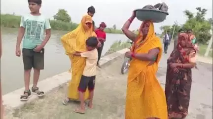 तिर्वा: ठठिया क्षेत्र के ग्राम सिखवापुर में श्रीमद् भागवत कथा की विसर्जन यात्रा निकाली गई, श्रद्धालु झूमते-नाचते दिखे