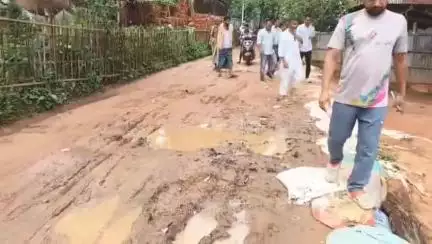 বিশালগড়: নলজলা মুসলিম পাড়া রাস্তার বেহাল দশা সংস্কারের দাবিতে মাঠে নামলেন এলাকাবাসী #jansamasya