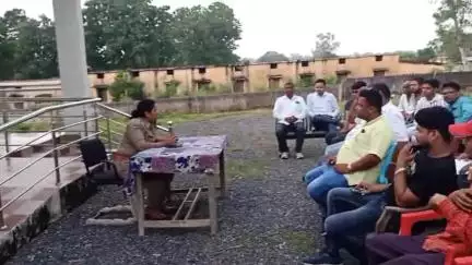 मझौली: पुलिस चौकी पथरौला में शांति समिति की बैठक आयोजित, बकरीद को देखते हुए प्रभारी ने दिए निर्देश