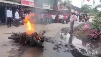 वाशी: शहरातील शिवाजी नगर भागात मोटरसायकलने घेतला अचानक पेट,मोटरसायकल जळुन खाक